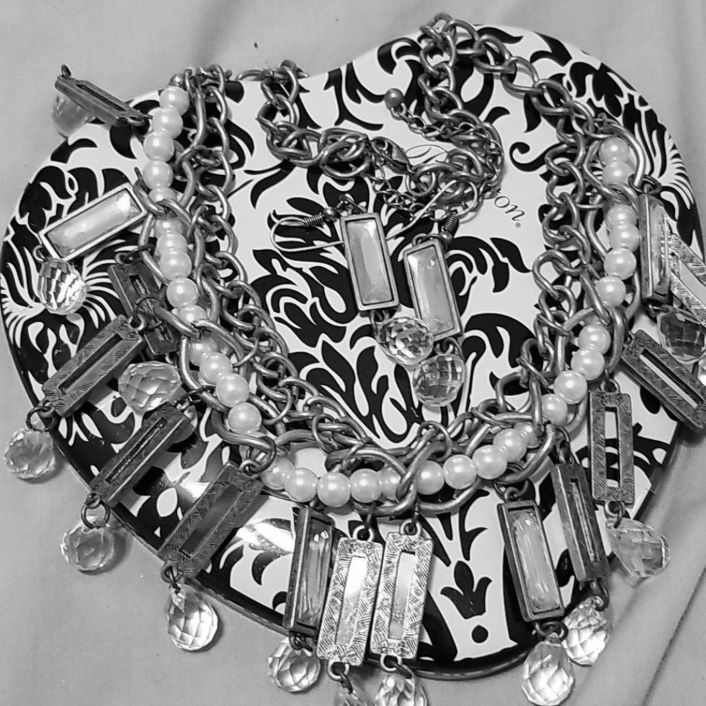 Necklace & earring set